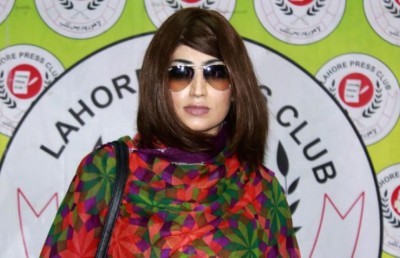 ޕާކިސްތާނުގެ މޮޑެލްއެއް މާރަލި ކަމަށް އެއްބަސްވި އޭނާގެ ބޭބެ ކޯޓުން ދޫކޮށްލައިފި