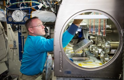 މޫނުގައި އުނގުޅާ ކްރީމް ދެން ގެންނާނީ ދުނިޔެއިން ބޭރުން