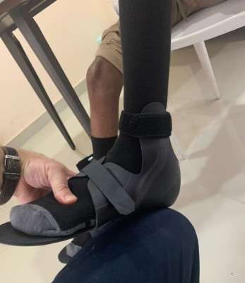 ނުހިނގި އޮންނަން ޖެހުނު ހަނޫން ފުޓްބޯޅަ ކުޅެނީ