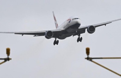 ފްލައިޓްތައް ޖައްސަން އުޅޭ ގޮތަށް މަޖާ ކޮމެންޓްރީތައް ދީގެން ގިނަ ބައެއްގެ ސަމާލުކަން ހޯދައިފި