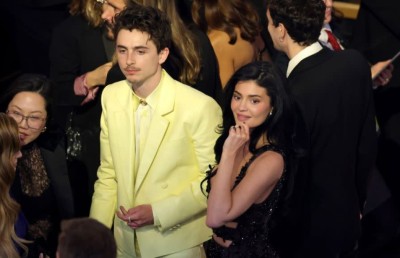 300،000 ޑޮލަރުގެ އަނގޮޓިއަކާ އެކު ޓިމޮތީ، ކައިލީ ގާތުގައި އިންނަން އަހަނީ