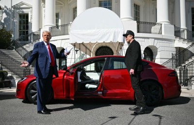 މަސްކަށް ތާއީދު ދެއްކުމަށް ޓްރަމްޕް ޓެސްލާއެއް ގަނެފި