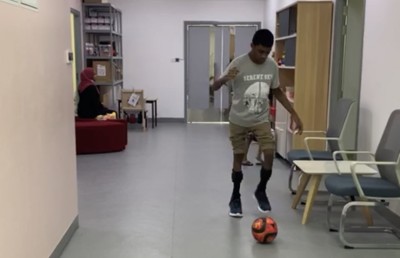 ނުހިނގި އޮންނަން ޖެހުނު ހަނޫން ފުޓްބޯޅަ ކުޅެނީ