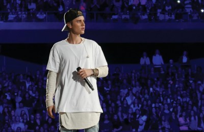 ޖަސްޓިން ބީބާ އަށް ކޮވިޑް ޖެހި، ޝޯތައް ފަސްކޮށްފި