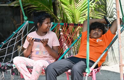 އޯޓިޒަމް ދެ ކުދިންނާ އެކު އަސަރާއި ކަރުނައިގެ ހަޔާތެއް