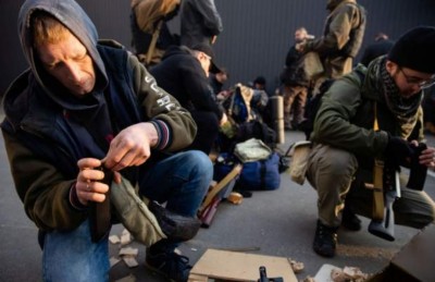 ޔުކްރޭނުގެ ވެރިރަށް ހިފާތީ އާއްމުންގެ އަތަށް ހަތިޔާރު