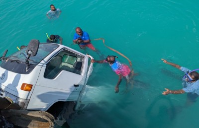 ކުޑަހުވަދޫގައި މުދާ އުފުލާ ޕިކަޕެއް ފަޅުތެރެއަށް ވެއްޓިއްޖެ