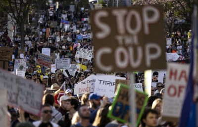 ޓްރަމްޕާ ދެކޮޅަށް އެމެރިކާގައި ބޮޑެތި މުޒާހަރާތަކެއް