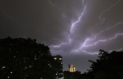 އާދަޔާ ހިލާފު ގުގުރީގެ ތޫފާނުތަކެއްގައި ހޮނުއަޅައި އިންޑިއާ އާއި ނޭޕާލުން 69 މީހުން މަރުވެއްޖެ