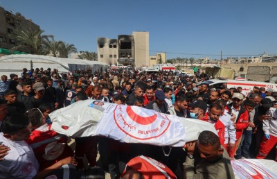 އިޒްރޭލު ސިފައިން ރެޑް ކްރެސެންޓުގެ ޓީމަށް ހަމަލާ ދިނީ މެރުމުގެ ގަސްތުގައި