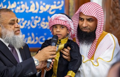 މަދީނާގެ ހަރަމްފުޅުގެ އިމާމް، ތުއްތު ކުދިންނާއެކު އުފާވެރި ވަގުތުކޮޅެއް!