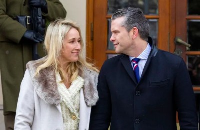 އެމެރިކާގެ ޑިފެންސް ސެކްރެޓަރީ އަނބިކަނބަލުންނަށް އަސްކަރީ ސިއްރު ހިއްސާކުރެއްވި ކަމުގެ ތުހުމަތު