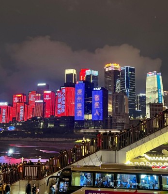 ބެއިޖިންގެ ބަހާރުން، ޗޮންޗިންގެ ދެގުނަ އުފާވެރިކަަމަށް