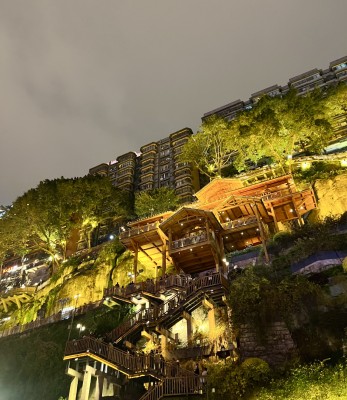 ބެއިޖިންގެ ބަހާރުން، ޗޮންޗިންގެ ދެގުނަ އުފާވެރިކަަމަށް