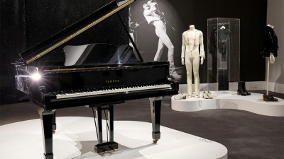 ފްރެޑީ މާކިއުރީގެ ޕިއާނޯ ވިއްކާލަނީ