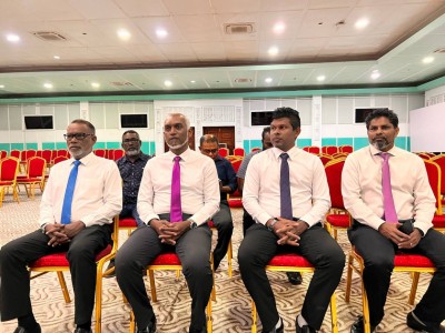 ޔާމީންގެ ތާއީދާއެކު އިދިކޮޅު އެކުގައި މުއިއްޒަށް މަރުހަބާ ކިޔަނީ