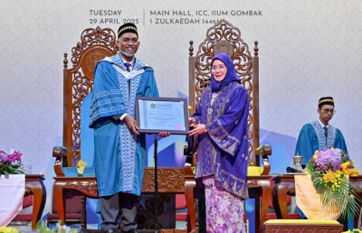 އައިއައިޔޫއެމުން ރައީސް މުއިއްޒަށް އޮނަރަރީ ޑޮކްޓަރޭޓެއް އަރުވައިފި