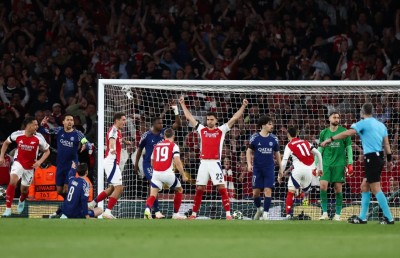 އާސެނަލްގެ ދަނޑުގައި މޮޅުވެ ޕީއެސްޖީއަށް އެޑްވާންޓޭޖް