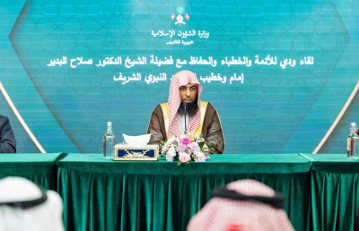 ސުންނަތަށް ތަބާވެ، މެދުމިނުގައި ނަމާދުކުރުމަށް ފަރުވާތެރިވާން ހަރަމްފުޅުގެ އިމާމު އެދިވަޑައިގެންފި