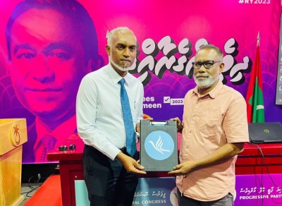 ރިޔާސީ ޓިކެޓު ހޯދަން މުއިއްޒު ޕީއެންސީއަށް ސޮއި ކުރައްވައިފި