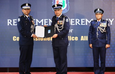 ކުރީގެ ޕޮލިސް ކޮމިޝަނަރު ޝުޖާއު ޝަރަފުވެރިކަމާ އެކު ރިޓަޔާކުރައްވައިފި