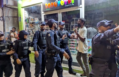 ޒުވާނުންގެ މުޒާހަރާ ރޫޅާލައި، ދެ މީހަކު ހައްޔަރުކޮށްފި