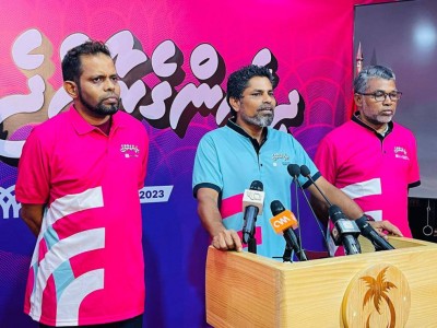މުއިއްޒުގެ ނަމާ ދިމާލުގައި ޕީޕީއެމްގެ ލޯގޯ ޖެހެން ނެތް ކަމަށް އީސީން ބުނެފި