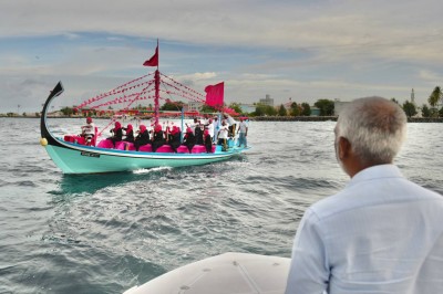 އޭދަފުށިން އަންހެނުންގެ ކުރުފައްޔާއެކު މުއިއްޒަށް ހަތްކޮޅުގެ އިއްޒަތް!