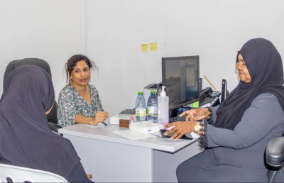 ޓްރީ ޓޮޕް ހޮސްޕިޓަލްގެ ހެލްތު ކޭމްޕް: ކުޑަހުވަދޫން 400 އެއްހާ މީހުން ޑޮކްޓަށް ދެއްކި