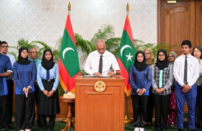 2007 ގެ ފަހުން އުފަންވި މީހުންނަށް ދުންފަތް މަނާކުރާ ބިލް ރައީސް ތަސްދީގުކުރައްވައިފި