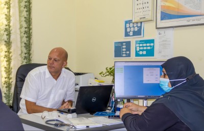 ޓްރީ ޓޮޕް ހޮސްޕިޓަލްގެ ހެލްތު ކޭމްޕް: ކުޑަހުވަދޫން 400 އެއްހާ މީހުން ޑޮކްޓަށް ދެއްކި