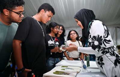 އެއްވަނައިގެ ދެ ލާރި: 2،944 ގަޑިއިރުން ޖެހި 145،000 ސްޓިޗް