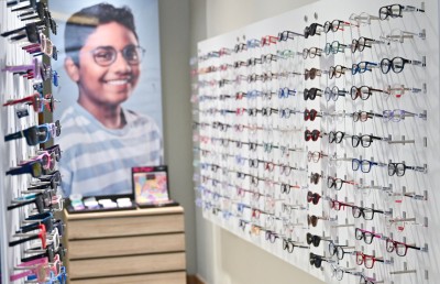 ލޮލުގެ ފަރުވާތައް ދިނުމުގައި އައިކެއާ ދެވަނައެއް ނެތް!