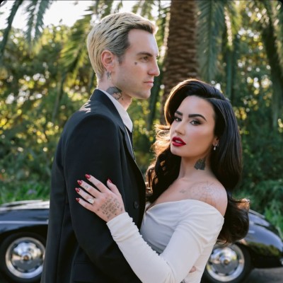 ޑެމީ ލޮވާޓޯ ކެނެޑާގެ ލަވަކިޔުންތެރިޔަކާ ކައިވެނިކޮށްފި