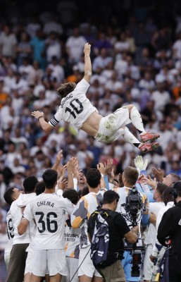 ފަހު މެޗުގައި ދެ ލެޖެންޑުންނަށް ރެއާލުން އަލްވަދާއު ކިޔައިފި