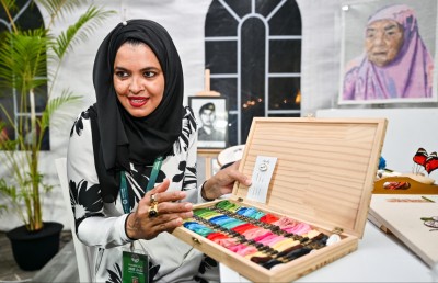 އެއްވަނައިގެ ދެ ލާރި: 2،944 ގަޑިއިރުން ޖެހި 145،000 ސްޓިޗް