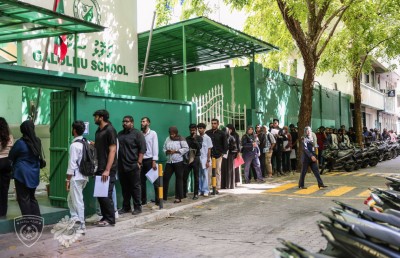 އިމިގްރޭޝަން ވަޒީފާއަށް އެދި ގިނަ ބަޔަކު ކިޔުގައި