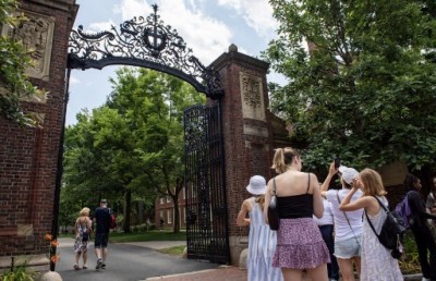 ހާވާޑް ޔުނިވަސިޓީން ބިދޭސީ ދަރިވަރުންނަށް ފުރުސަތު ދިނުން އެމެރިކާ ސަރުކާރުން މަނާކޮށްފި