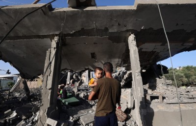 ޣައްޒާގައި ސްކޫލަކާއި ގެޔަކަށް ހަމަލާދީ 52 މީހަކު ޝަހީދުކޮށްލައިފި