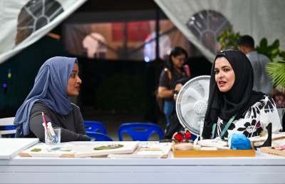 އެއްވަނައިގެ ދެ ލާރި: 2،944 ގަޑިއިރުން ޖެހި 145،000 ސްޓިޗް