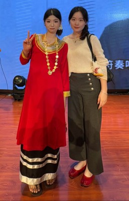 ދިވެހި ކިޔަވާ ޗައިނާގެ ޒުވާނުން ދިވެހި ހެދުމުގައި