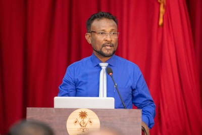 ދިވެހި ބަހުގެ އެކެޑަމީން ޑރ. މުޢިއްޒަށް މަރުހަބާ ދަންނަވައިފި