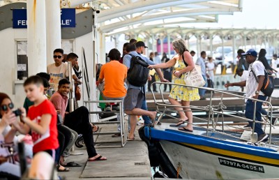 ވެލާނާ އެއާޕޯޓަށް ބާރުބޮޑުވުމުން އަވަހަށް ޗެކިން ވާން އެދެފި