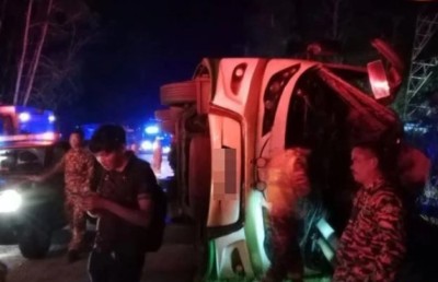 މެލޭޝިއާގައި ޔުނިވަސިޓީއެއްގެ ދަރިވަރުން ދަތުރުކުރި ބަހެއް އެކްސިޑެންޓުންވެ 15 މަރު