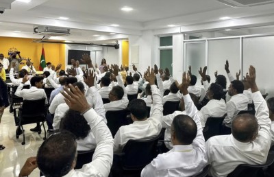 ހޯރަފުށީގެ ބޮޓްލިން ޕްލާންޓުގެ މަސައްކަތް ހުއްޓާލައި މުވައްޒަފުން ވަކިކުރާތީ އެމްޑީޕީން ކަންބޮޑުވެއްޖެ