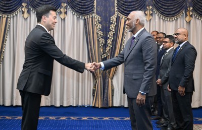 ފަލަސްތީނުގެ ސަފީރުގެ ފަތްކޮޅު ރައީސަށް އަރުވައިފި