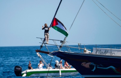 އެކްޓިވިސްޓުންގެ އެހީގެ ބޯޓު ހުއްޓުވާނެ ކަމަށް އިޒްރޭލުން ބުނެފި