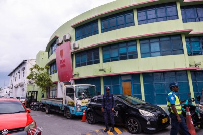 ފައިސާގެ މައްސަލަތަކެއް ތަހުގީގުކުރުމަށް އެފްއޭއެމް ހައުސްއަށް ފުލުހުން ވަދެއްޖެ