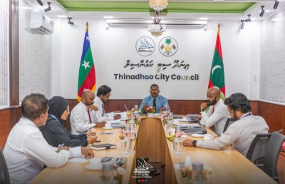 ތިނަދޫގެ މޭޔަރާއި ޑެޕިއުޓީ މުސާރަ ނުލިބޭ ގޮތަށް ސަސްޕެންޑުކޮށް، މުޅި ކައުންސިލަށް ފިޔަވަޅު އަޅައިފި