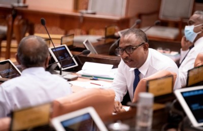 މުޅި މަޖިލީހުގައި އޮތީ މަދިރި، އީވާ ނުކުތުން ރަނގަޅެއް ނޫން: އާޒިމް